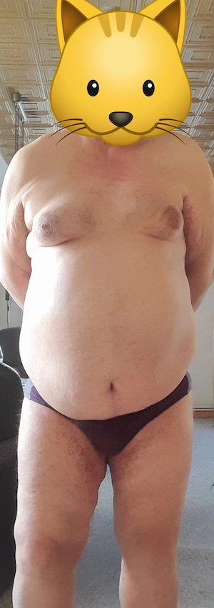 65 jähriger devoter Witwer möchte den nackten Busen einer Frau sehen und dafür bestraft werden 