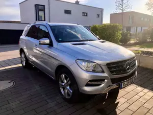 Mercedes-Benz ML 350 BlueTec, Ambiente, elektr. AHK 3,5to, Airmatic, Allrad, Lederausstattung, elekt