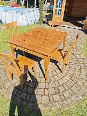 Tisch und Stühle Garten 