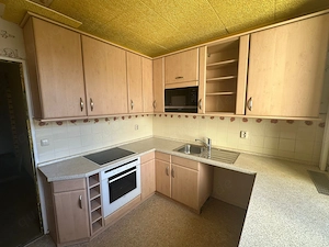 Vollständige Einbauküche   Küche mit Herd aus hellem Holz