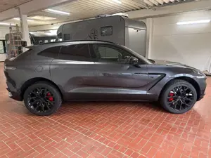 Aston Martin DBX 4.0 V8