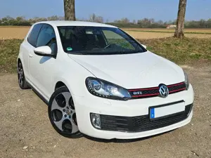 Volkswagen Golf GTI Tüv/Service NEU | 1. Hand | Rückfahrkamera | Winterräder | LED vorne und hinten