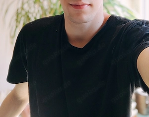 Devoter Junger Mann für Outdoor Date