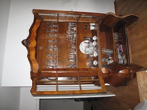 Antiker Vitrinenschrank Bild 2