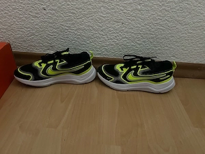Nike  Performance Cosmic Runner gr.36,5