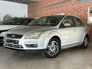 Ford Focus Lim. Ghia-2.0-Alu-Klima Bild 4