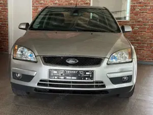 Ford Focus Lim. Ghia-2.0-Alu-Klima Bild 3
