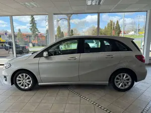 Mercedes-Benz B 180 Automatik 2.HAND AUTOMATIK NAVI SHZ LED Bild 3