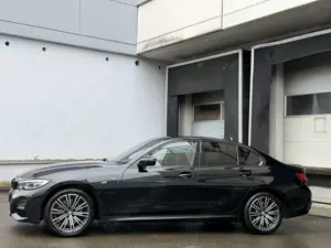 BMW 330 e M Sport LED LiveCock ACC Kamera HarmKardon Bild 3