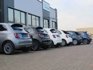 Fiat 500e 42 kWh Komfort-Paket Klimaauto. CarPlay Bild 2