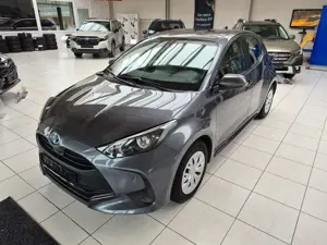 Toyota Yaris 1.5 HSD *Sommer- und Winterräder*