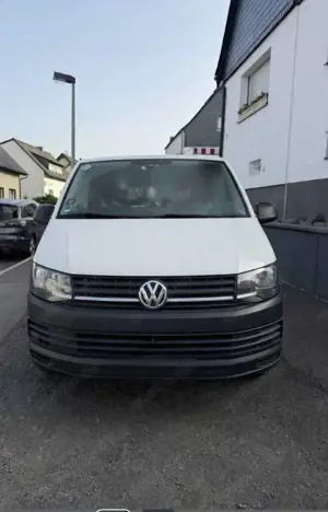 Volkswagen T6 Transporter VW Transporter T6 mit Camper-Ausbau.