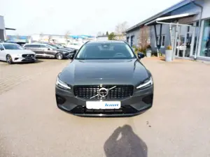 Volvo V60 Kombi B4 Plus Dark Bild 2