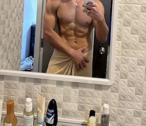 Attraktiver, gutaussehender Mann mit einem 23 cm langen Penis und auf der Suche nach Frauen zum Spaß