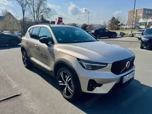 Volvo XC40 B3 Plus Dark Automatik Bild 3