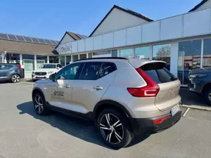 Volvo XC40 B3 Plus Dark Automatik Bild 2
