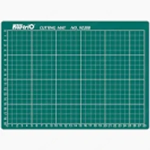 schneidbrett mit gebrauchspuren