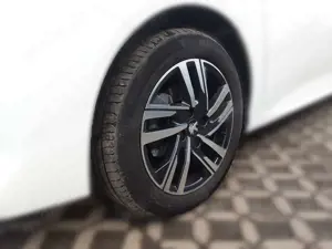 Peugeot 208 1.2 PureTech 100 Allure LED Navi PDC Kamera Bild 4