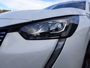 Peugeot 208 1.2 PureTech 100 Allure LED Navi PDC Kamera Bild 3