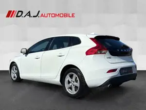 Volvo V40 D2 Geartronic Kinetic / NAV SHZ PDC BT Bild 3