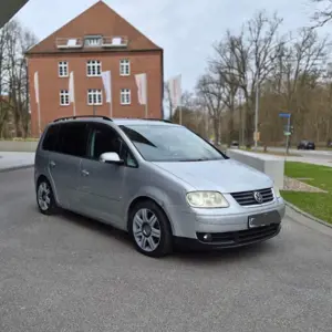 Volkswagen Touran 1.6 FSI Highline mit neuen HU/AU