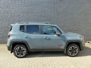 Jeep Renegade Trailhawk 4WD Automatik/Navi/AHK/2.Hd Bild 4