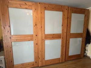 Massivholz-Kleiderschrank 3,20m lang Schiebetüren geg. Abbau+Abholung (Olching) zu verschenken