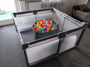 Bällebad mit Bällchen