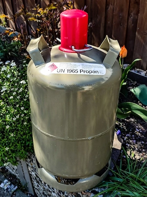 Eine leere 11kg Gasflasche zum Füllen.