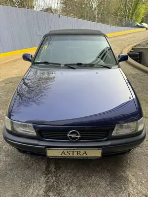 Opel Astra 1.8 16V Bertone Edition mit Klimaanlage