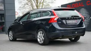 Volvo V60 KOMBI T4*MOMENTUM*AUT.*XENON*AHK* Bild 2
