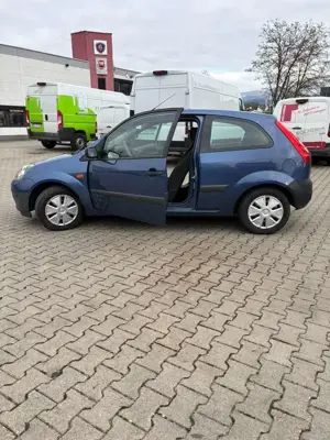 Ford Fiesta 3p 1.3i University Bild 2