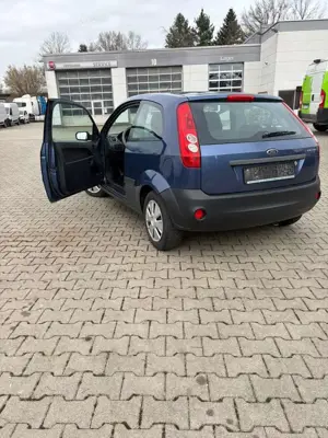 Ford Fiesta 3p 1.3i University Bild 3
