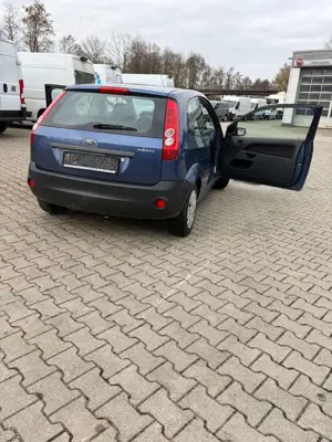 Ford Fiesta 3p 1.3i University Bild 5
