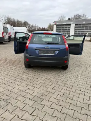 Ford Fiesta 3p 1.3i University Bild 4