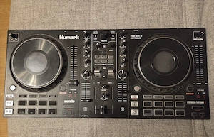 Numark Mixtrack Platinum FX DJ-Controller. 