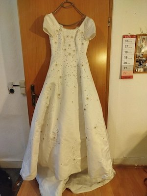 Brautkleid mit Schleppe und Krone