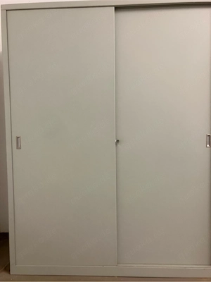 Stahlschrank mit Schiebetüren