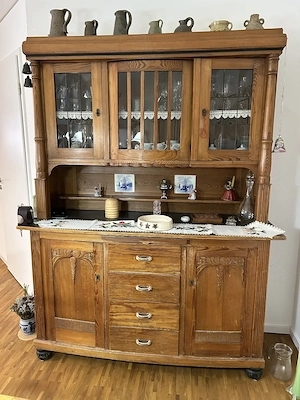 Antikes Küchenbuffet aus Uromas Zeiten