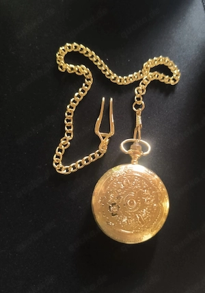 Reserviert. Goldfarbene Taschenuhr mit Uhrenkette