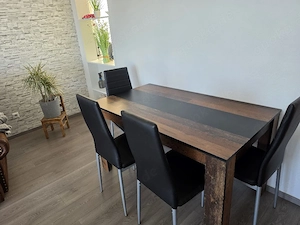 Tisch mit 4 Stühlen