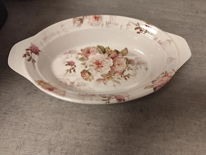 Schale mit Blumenmuster und Gebäuden