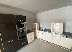 Hochglanzküche mit Geräten Ausgestattete Küche, Küchenzeile