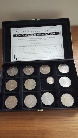 12 Gedenkmedaillen der DDR