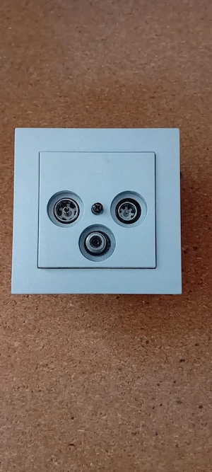 Steckdosen, Lichtschalter, Jalousieschalter von Gira, Sat-Anschluss