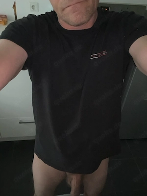 Riesenlatte bietet Mitfahrt an im Naked Taxi