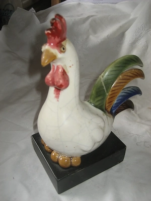 dekorative Hahn-Figur aus Keramik oder Porzellan auf Sockel Kunst