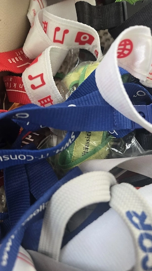 Schlüsselbänder abzugeben 