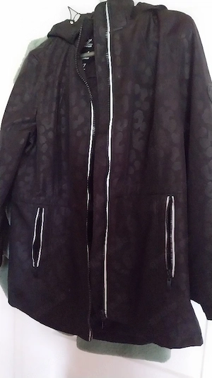 schöne Regenfeste Jacke