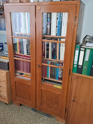Bücher- Geräteschrank